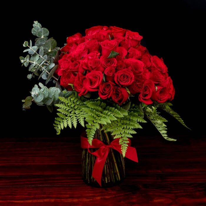 100 Rosas rojas en jarrón - Imagen 1