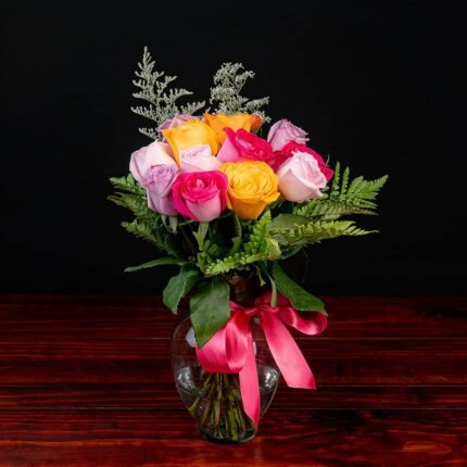 12 Rosas multicolor en jarrón