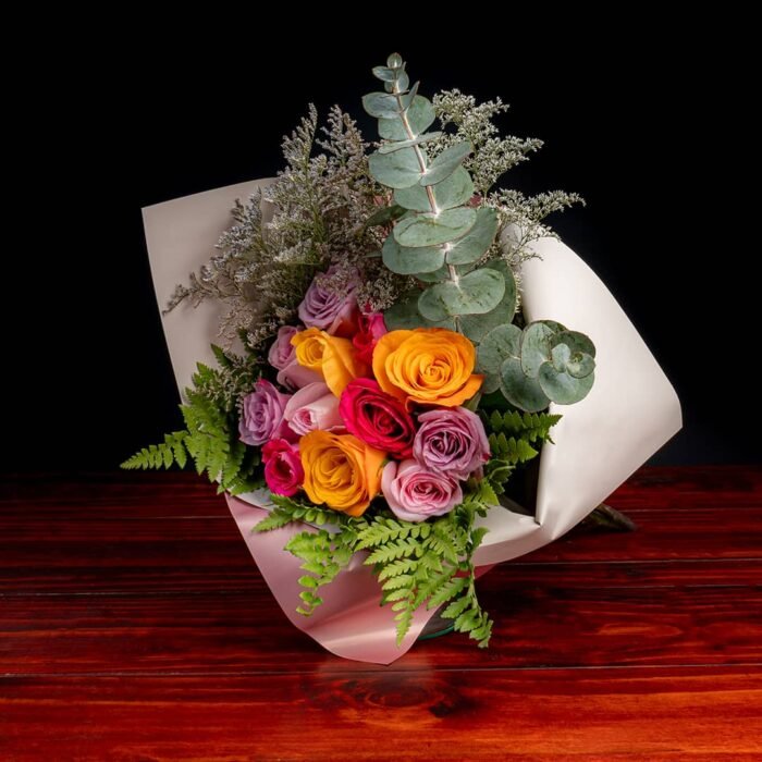 12 Rosas Multicolor en Ramo - Imagen 1