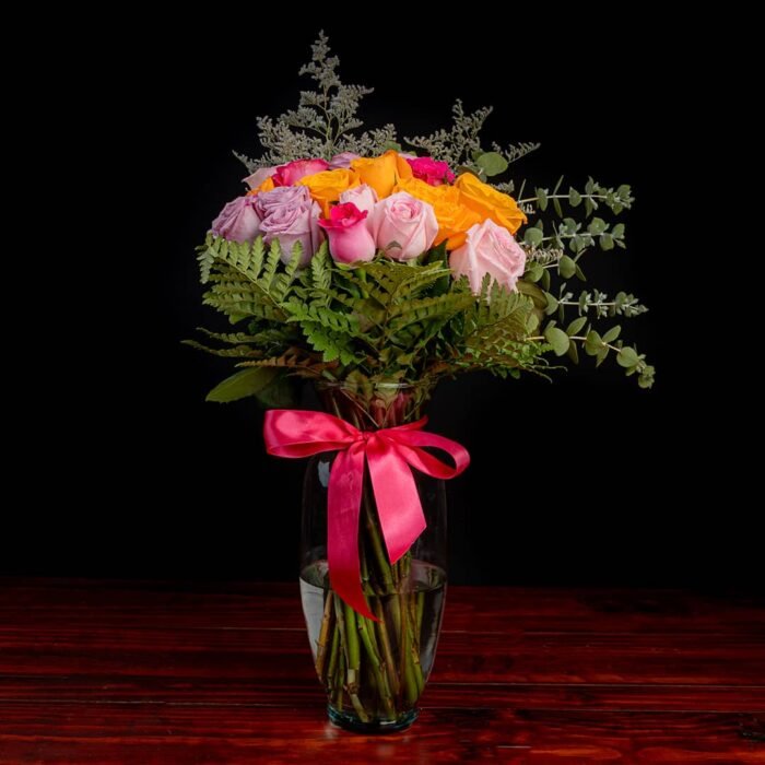 24-Rosas-Multicolor-en-Jarrón 24 Rosas multicolor en jarrón - Imagen 1