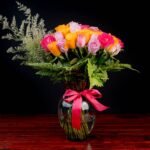 50 Rosas multicolor en jarrón