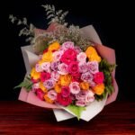 50 Rosas Multicolor en Ramo