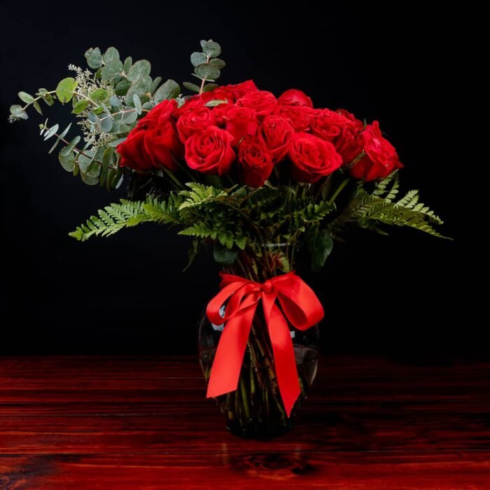 50 Rosas rojas en jarrón - Imagen 1