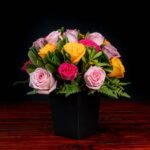 Caja Negra con 24 rosas multicolor