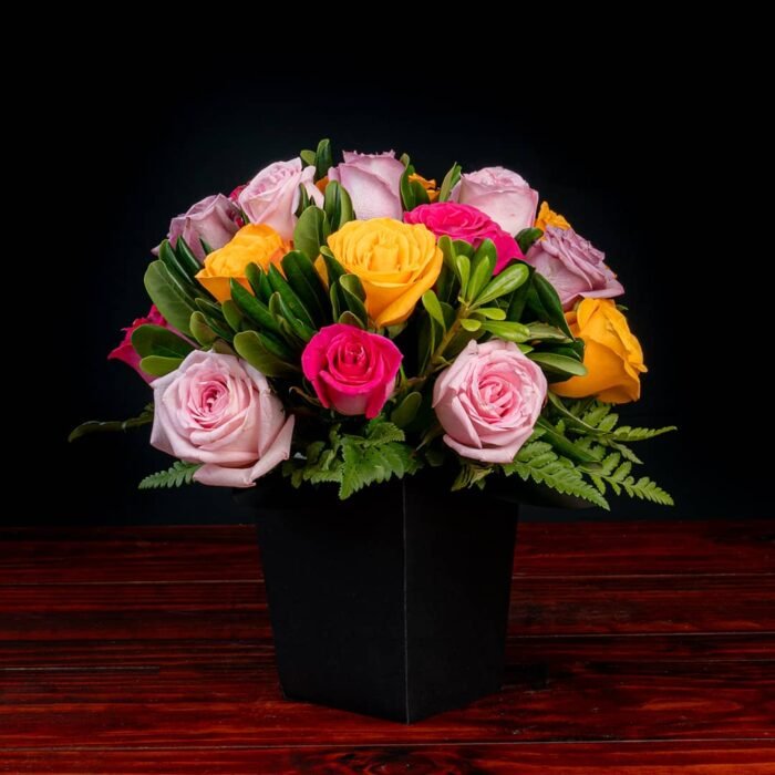 Caja Negra con 24 rosas multicolor - Imagen 1