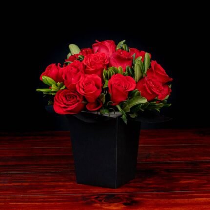 Caja negra con 24 rosas rojas