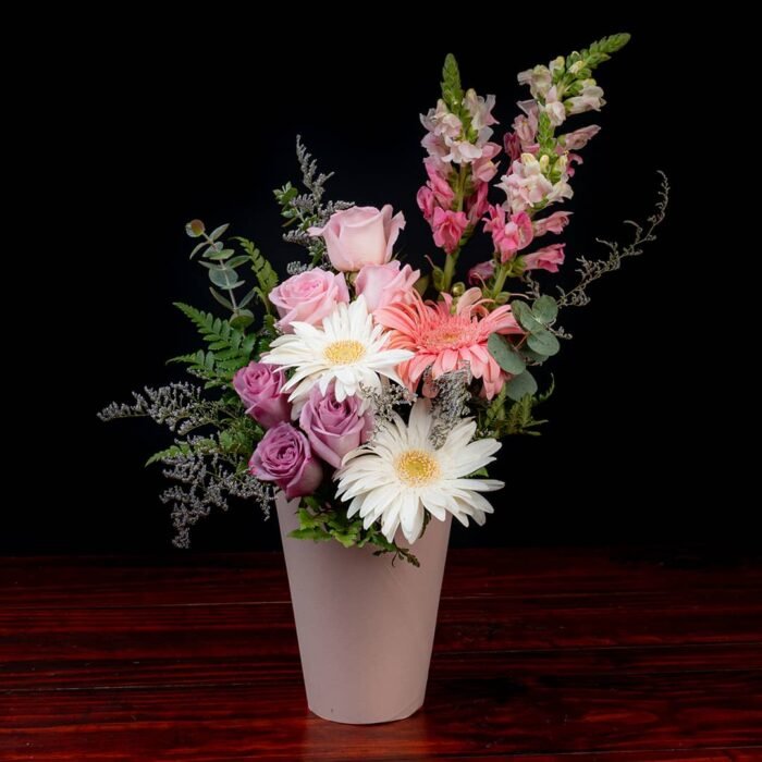 Gerberas-y-Rosas,--en-caja-Rosa Gerberas y rosas en caja rosa - Imagen 1