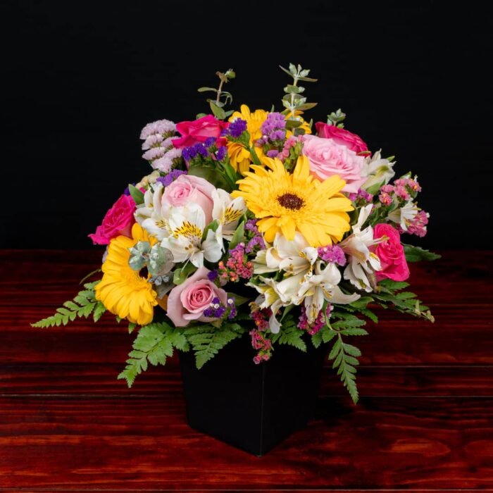 Gerberas, rosas y astromelias en caja negra - Imagen 1