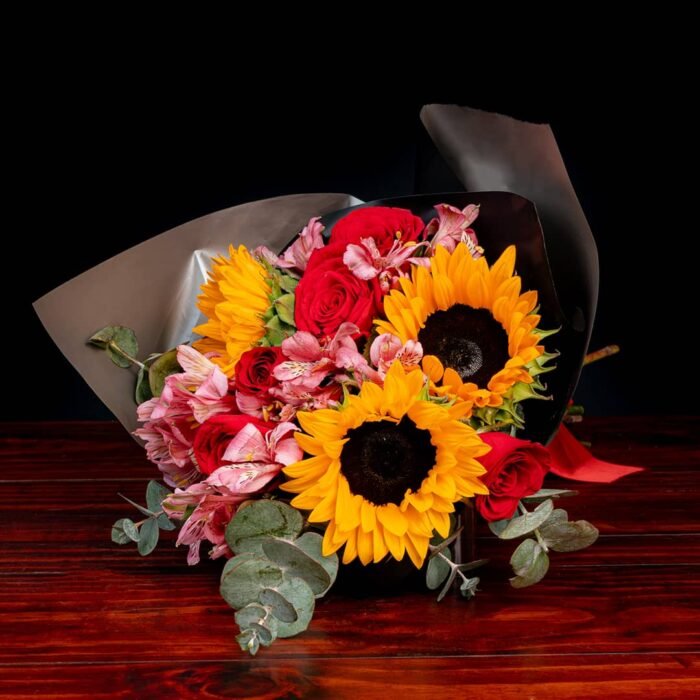 Girasoles, rosas y astromelias en ramo - Imagen 1