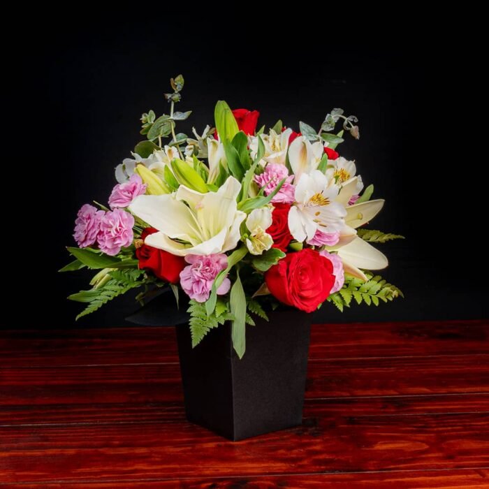 Lilies y rosas en caja negra - Imagen 1