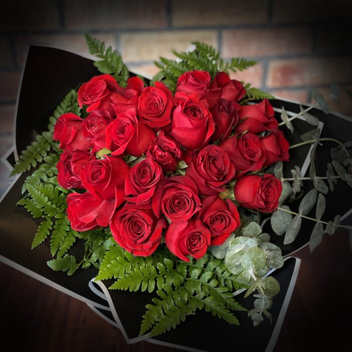 ramo-rosas-rojas-corazon Corazón de 24 Rosas Rojas - Imagen 1