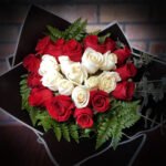 Corazón de 24 Rosas Rojas y Blancas