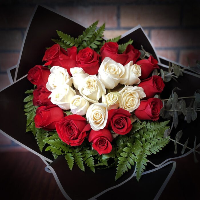 Corazón de 24 Rosas Rojas y Blancas - Imagen 1